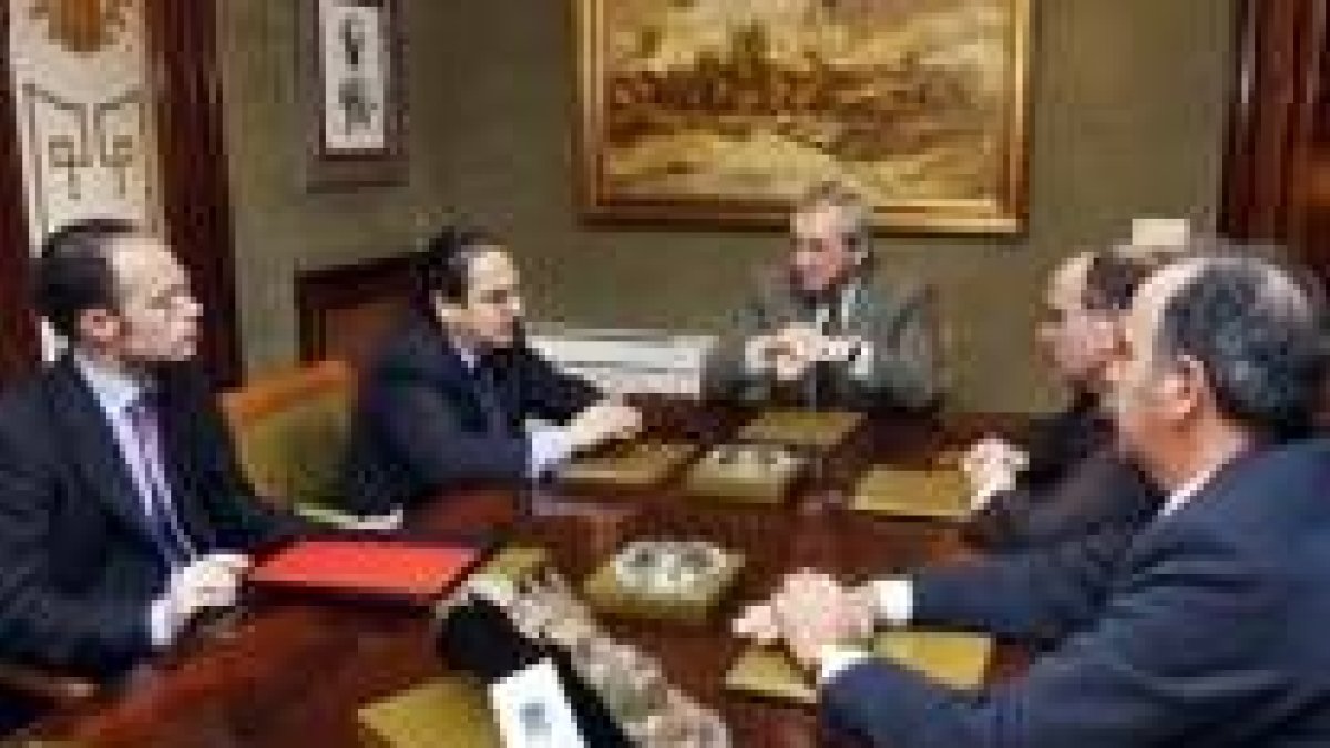 Luis Aznar, con el presidente de la Cámara de Comercio de Burgos, en la reunión de ayer