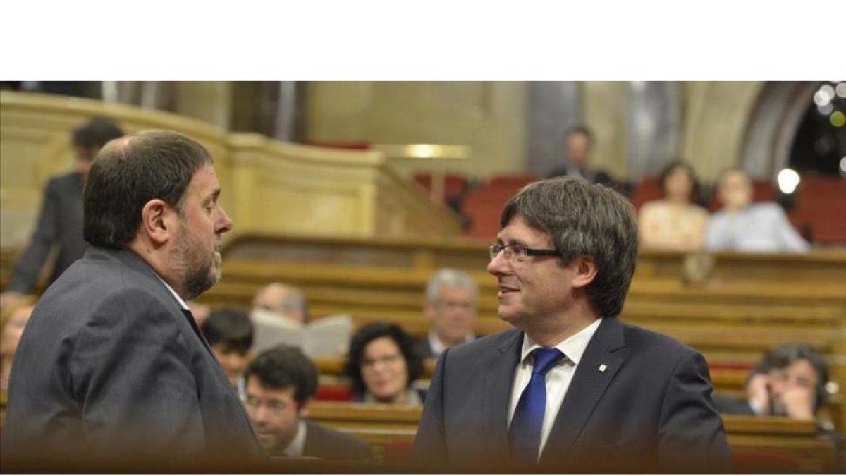 Carles Puigdemont y Oriol Junqueras, este miércoles, en el pleno del Parlament.