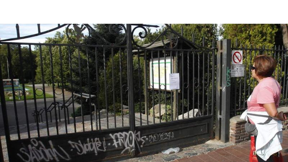 Los carteles informan en cada una de las entradas del parque de Quevedo del cierre, su duración y el motivo.
