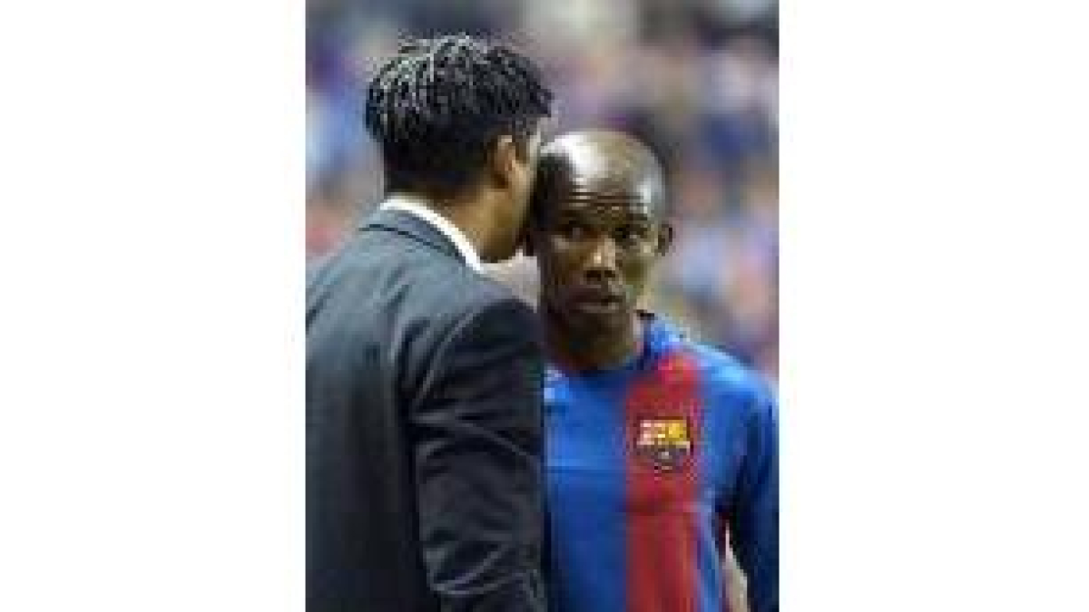 Rijkaard habla con el camerunés Eto¿o en el transcurso de un partido