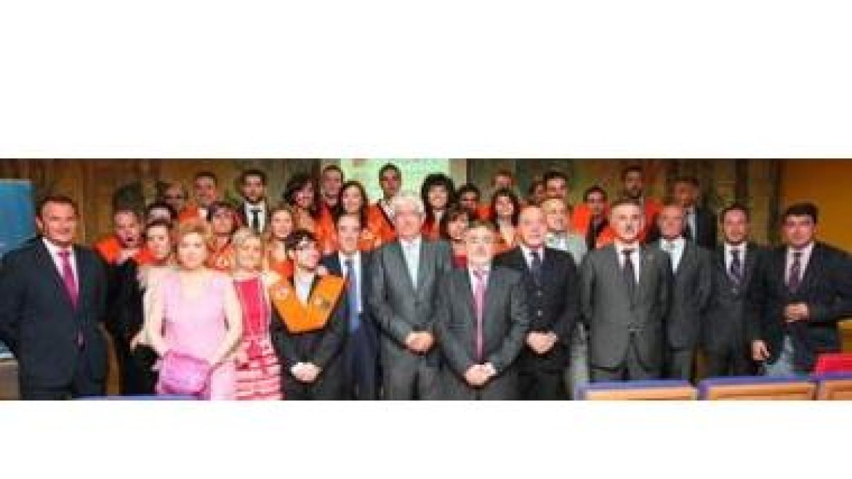 Los alumnos que han concluido la octava edición del Máster en Finanzas junto con los representantes