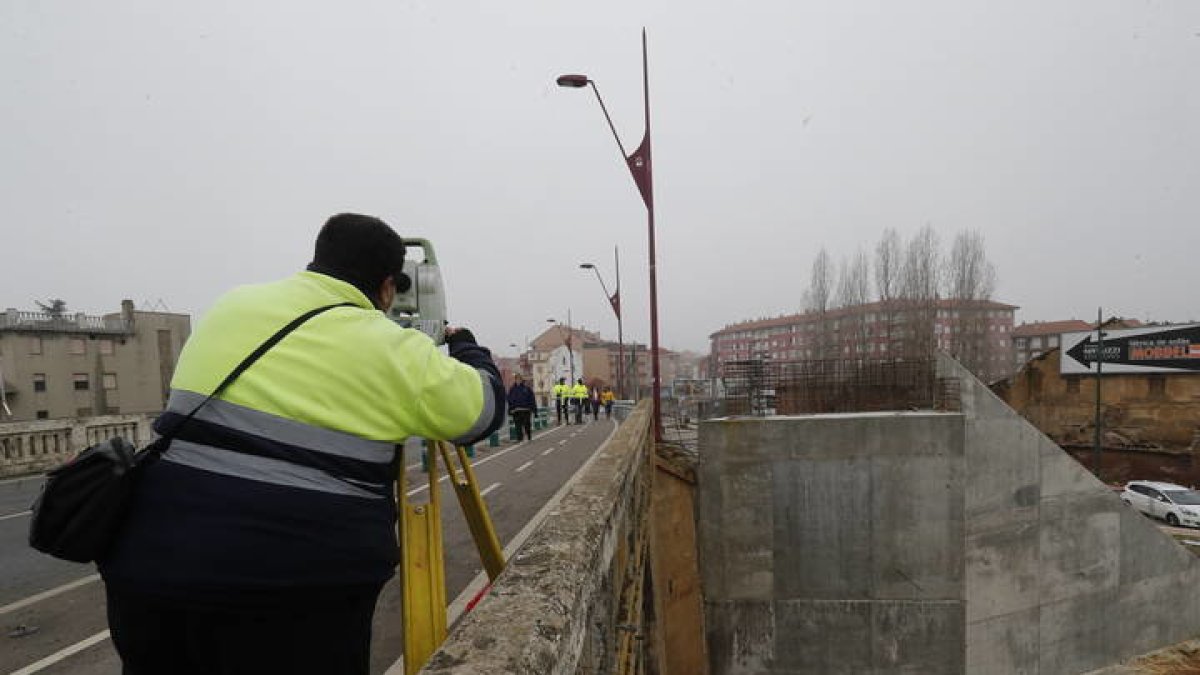 Mediciones en el puente de Párroco Pablo Diez, en Trobajo del Camino, a la altura de la fábica de Miguélez, para que el AVE pueda pasar. RAMIRO