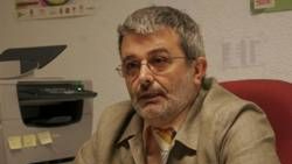 Agustín Pérez Lamo, en el despacho de Protección Civil situado en el Parque de Bomberos