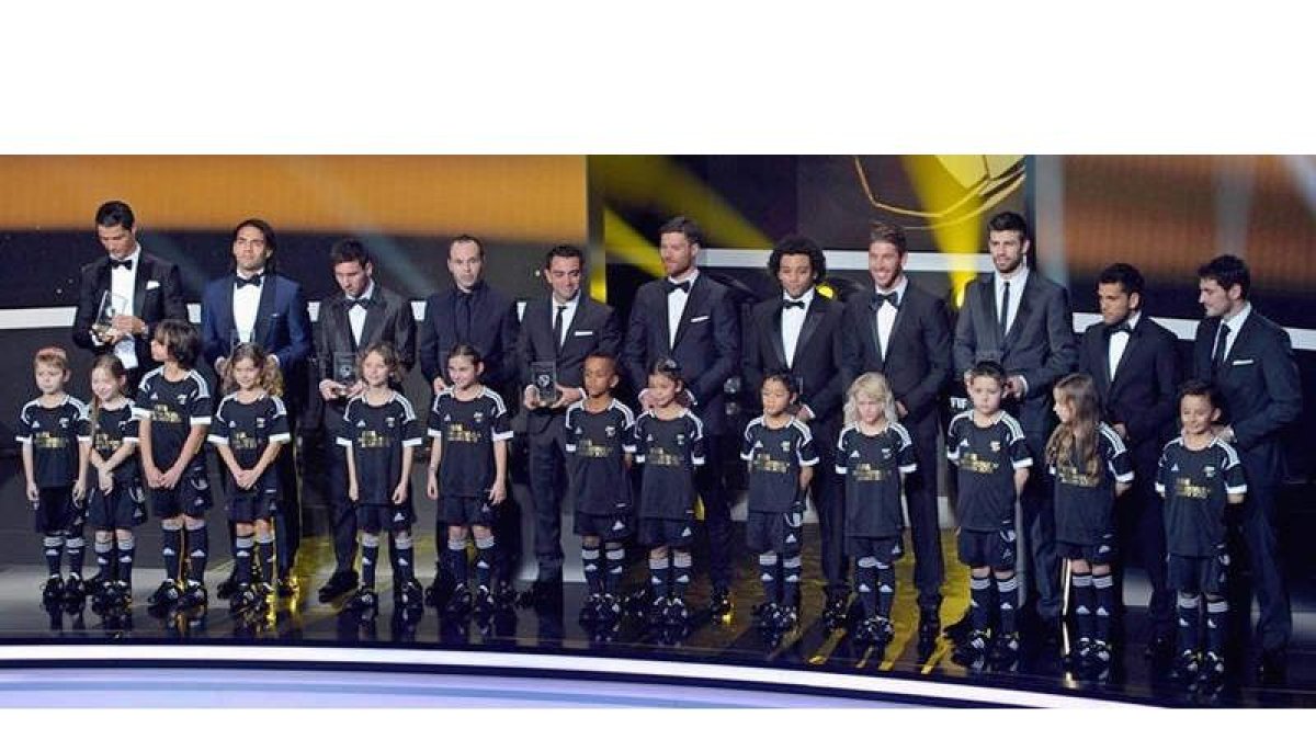 Cristiano, Falcao, Messi, Iniesta, Xavi Hernández, Xabi ALonso, Marcelo, Sergio Ramos, Piqué, Alves e Iker Casillas, integrantes del once ideal de la FIFA del 2012.