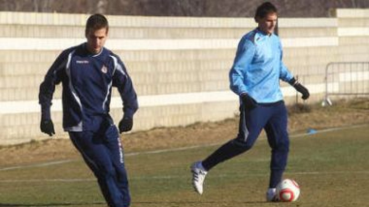 Adrián Jiménez, nuevo fichaje de la Cultural, a la izquierda, ayer durante su primer entrenamiento.