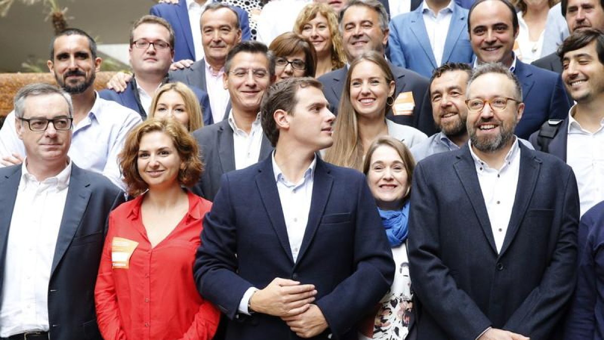 El presidente de Ciudadanos, Albert Rivera (2d), posa junto a José Manuel Villegas (i), Orlena de Miguel (2i), Juan Carlos Girauta (d), y el resto de cabezas de lista del partido a las elecciones generales del 20 de diciembre,