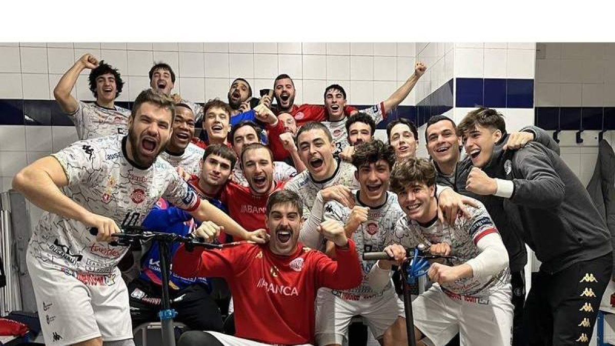 La plantilla del Ademar celebra el triunfo contra Puerto Sagunto en el vestuario del Palacio. ADEMAR