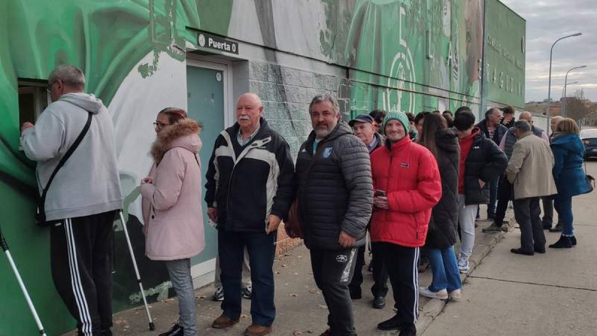 Los socios del Atlético Astorga madrugaron para adquirir sus entradas para la Copa del Rey. TRANCA
