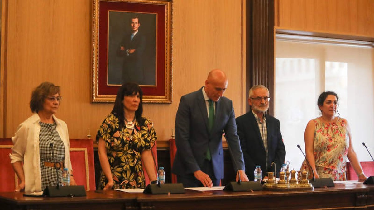 Evelia Fernández, Julia Conejo, José Antonio Diez, José Enrique Martínez y Sandra Llamas presidieron el pregón. FDL