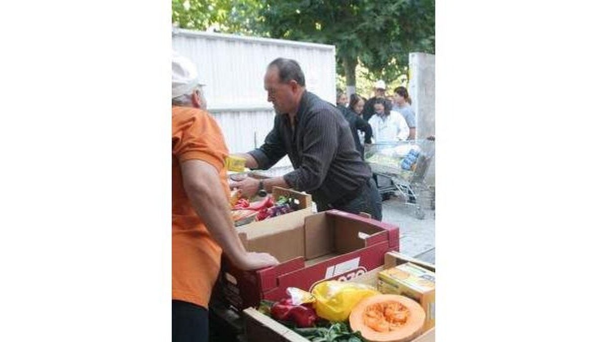 Desde Lleida llegó la fruta que se repartió ayer.