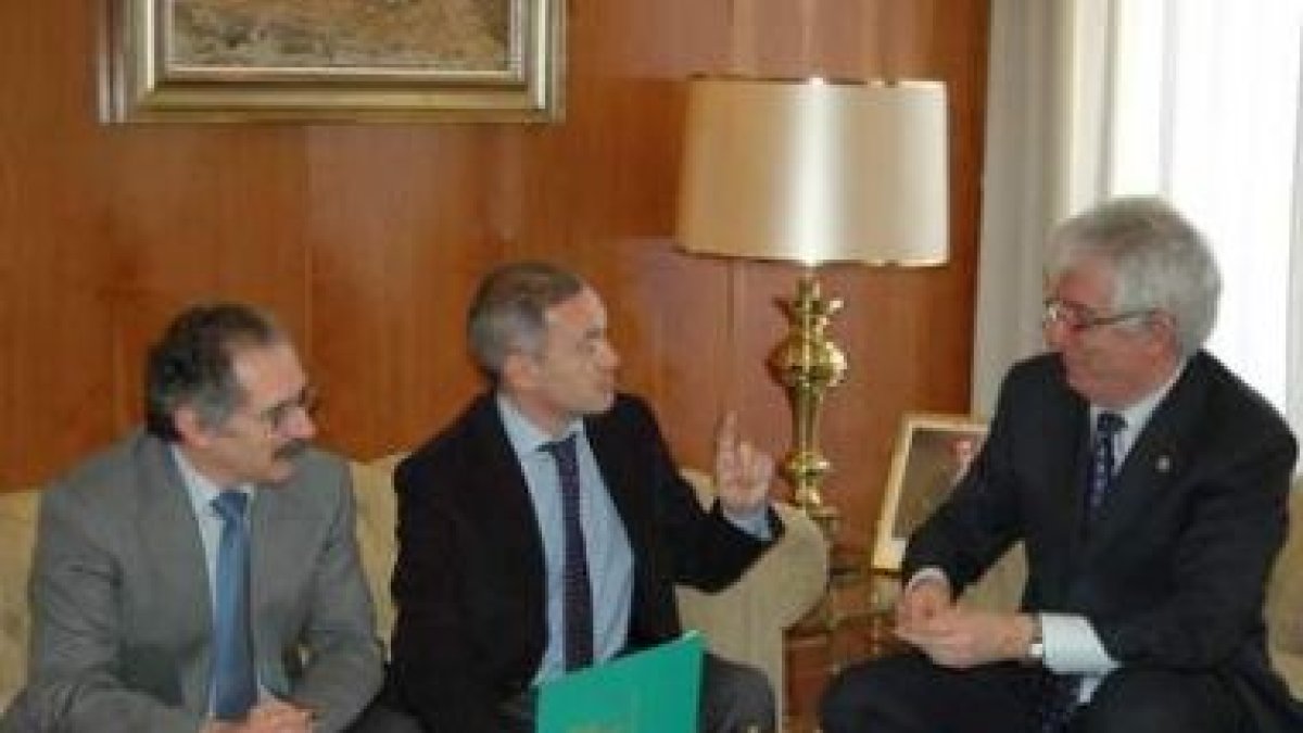 La firma del convenio por Serafín de Abajo Olea (centro) y José Ángel Hermida (derecha).