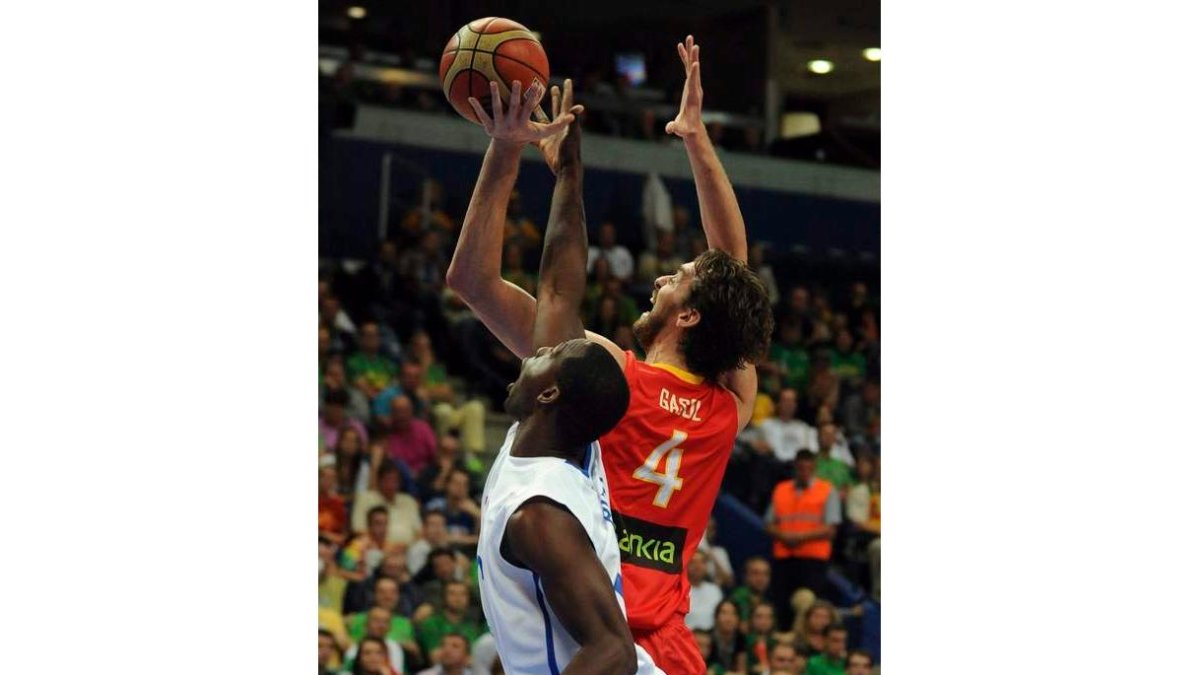 Pau lanza a canasta ante la oposición de Batum.
