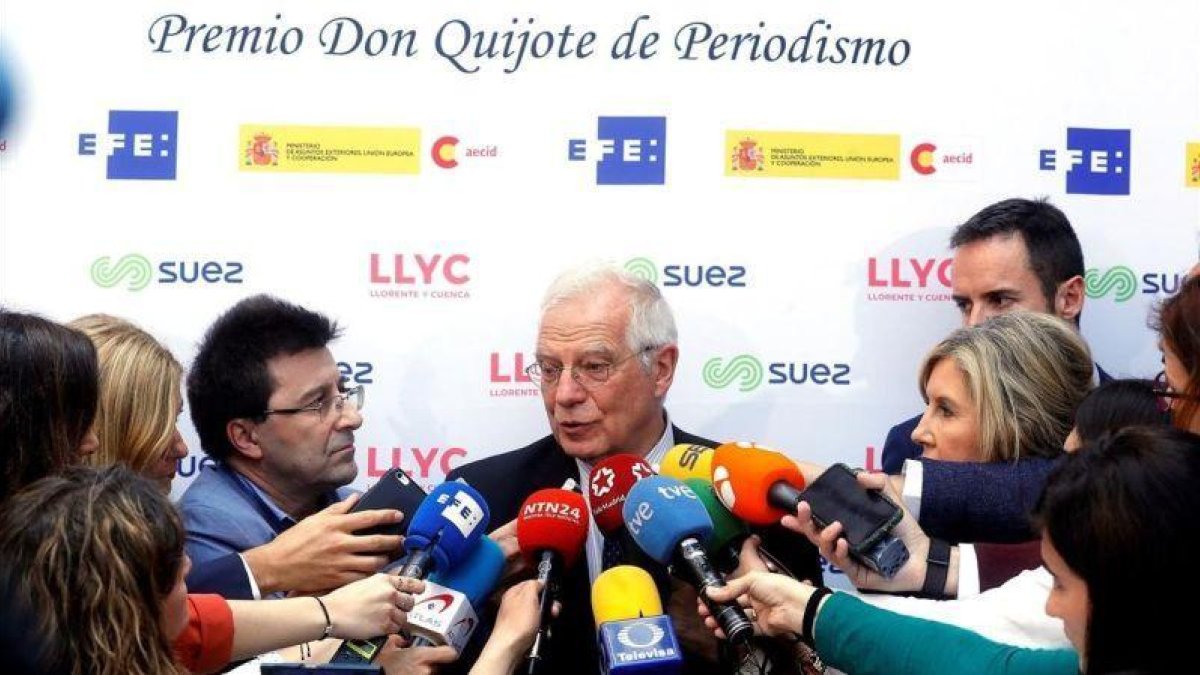 El ministro Borrel atiende a los periodistas.