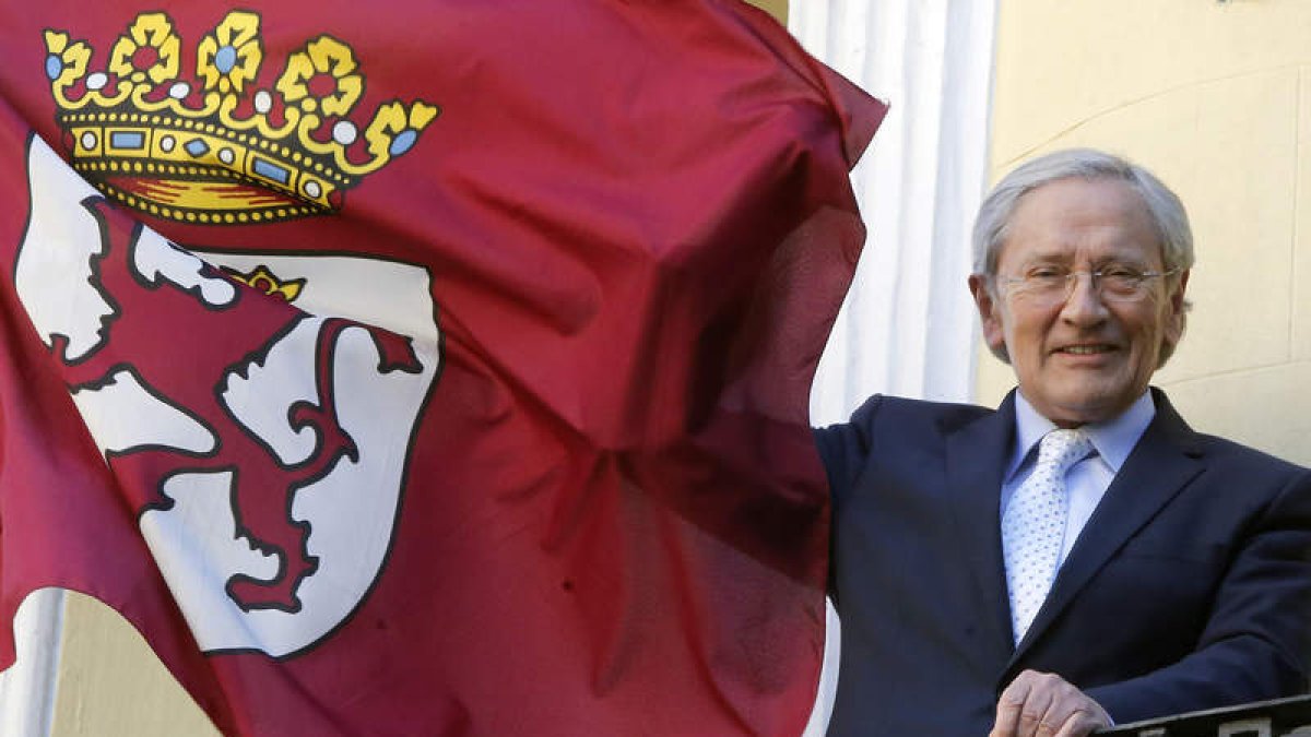 El periodista Fernando Ónega ondea la bandera de León, ayer en la Casa de León en Madrid. RAQUEL P. VIECO