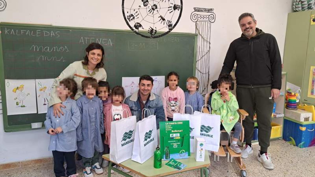 Imagen del reparto de material por parte de Mansurle a los niños de la escuela de Algadefe. DL