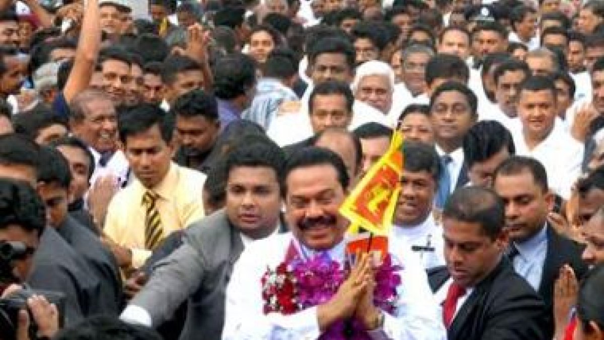 El presidente ceilanés, Mahinda Rajapaksa, celebró ayer el abandono de las armas por parte de los ta