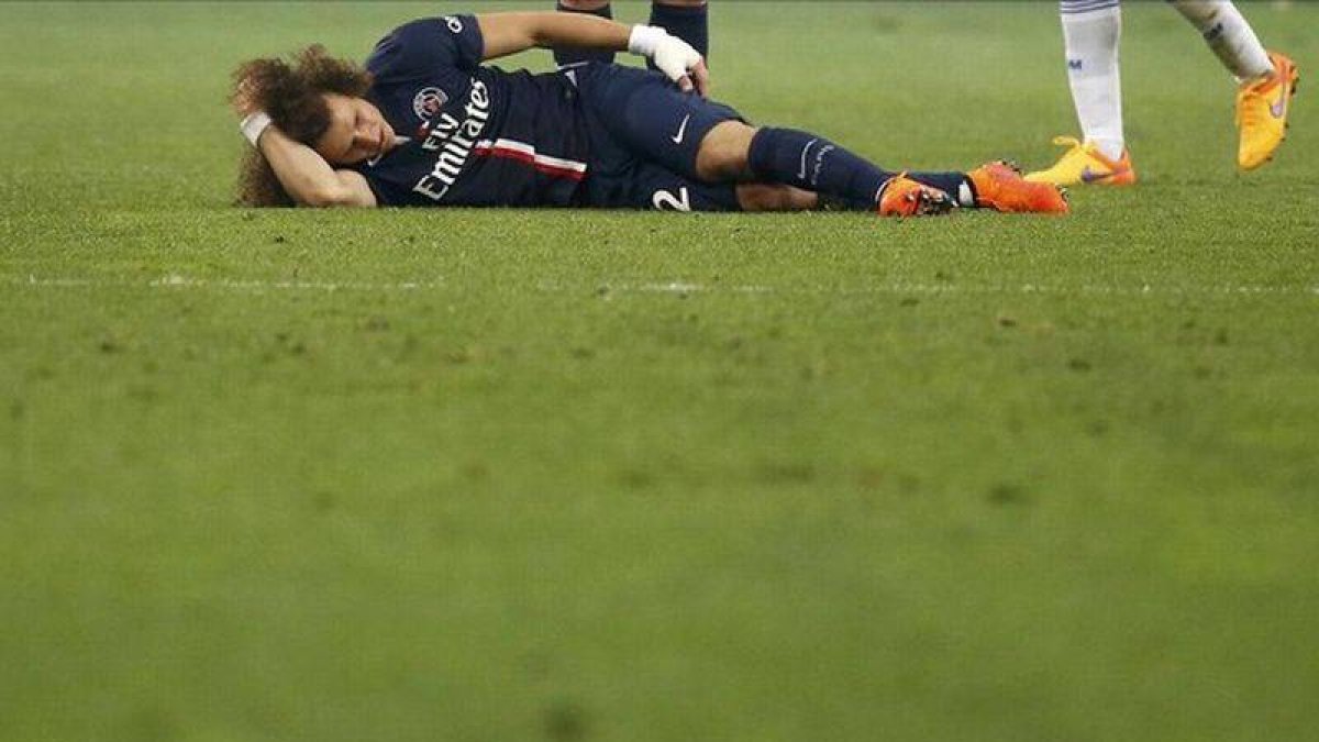 David Luiz se lamenta de su lesión muscular en la pierna izquierda en el partido contra el Marsella.
