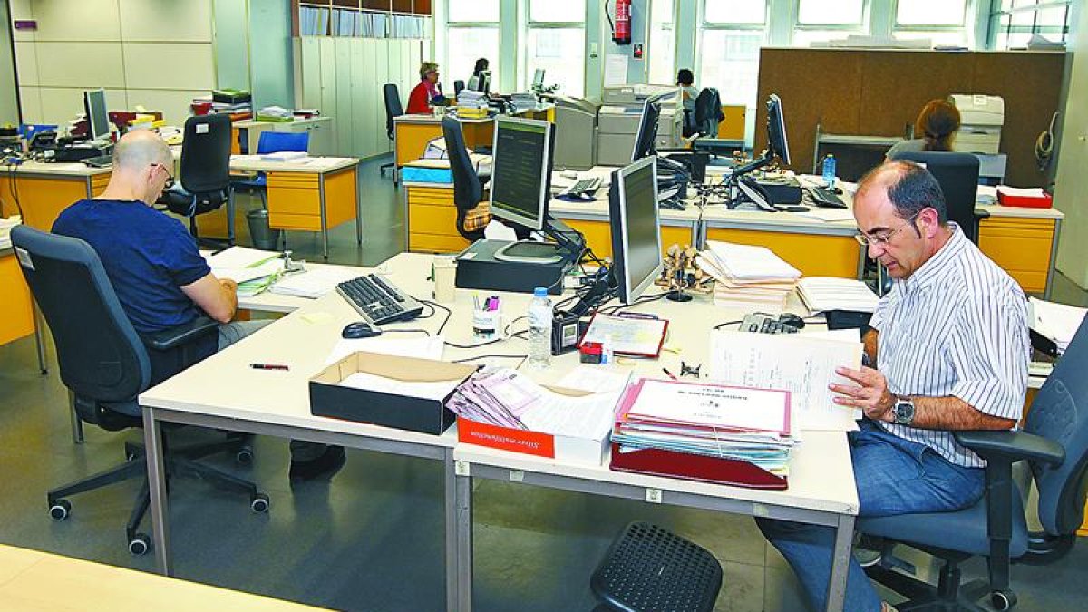 Trabajadores del Ayuntamiento de León, en el edificio de Ordoño, en una imagen de archivo. RAMIRO