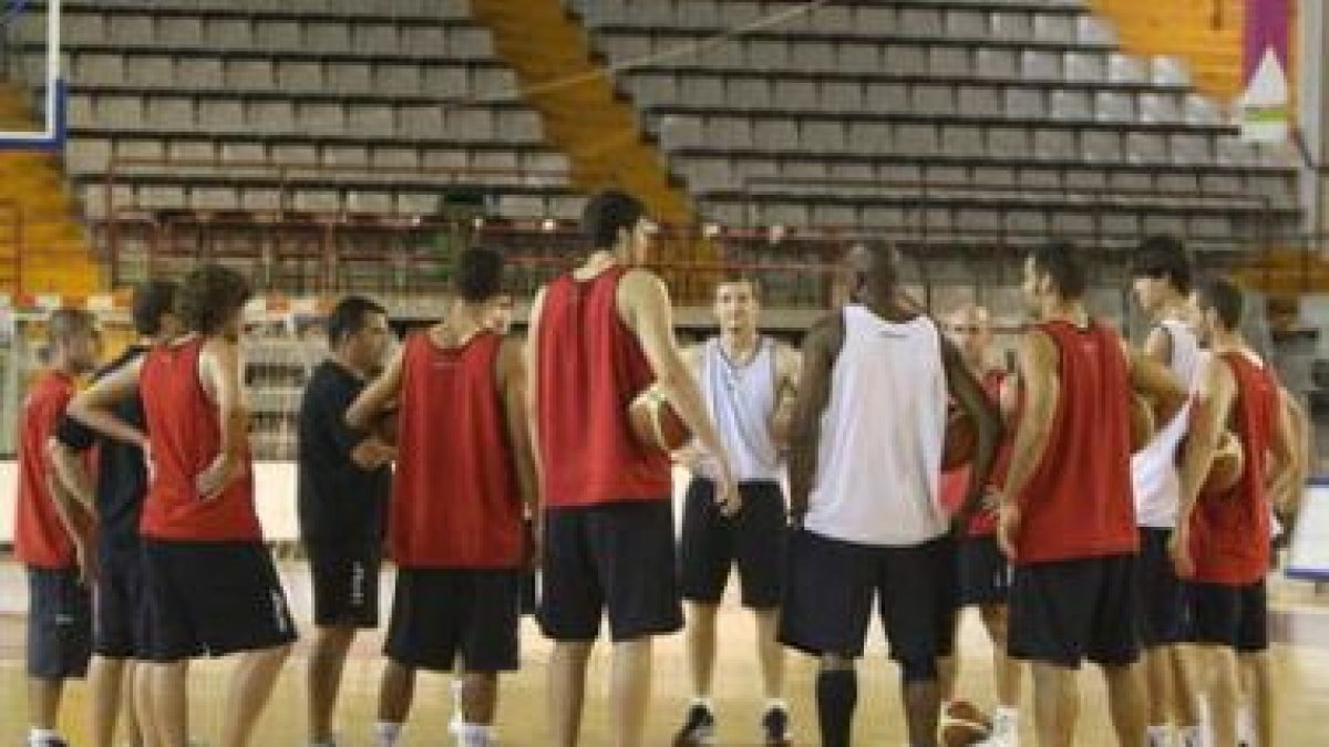 De Grado da instrucciones a los jugadores en un entrenamiento de Baloncesto León.