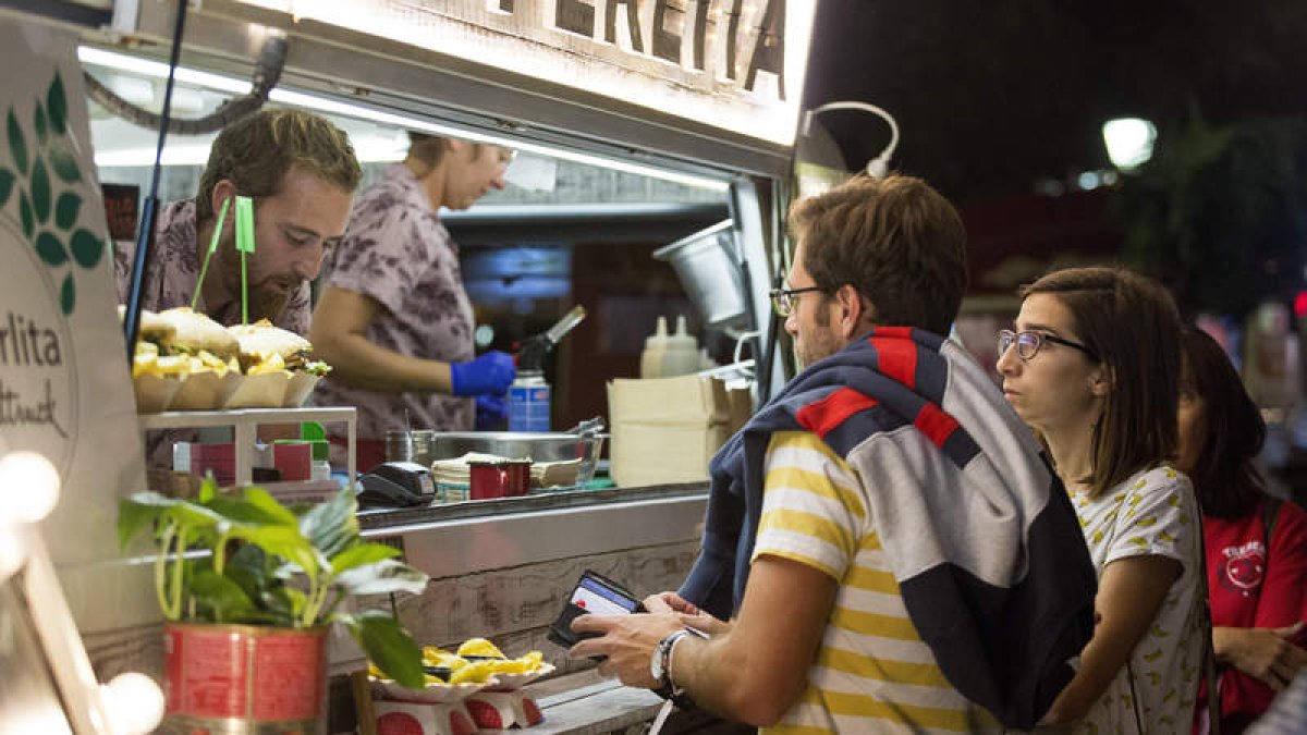 Los food trucks aparcarán para ofrecer su especialidades. fernando otero