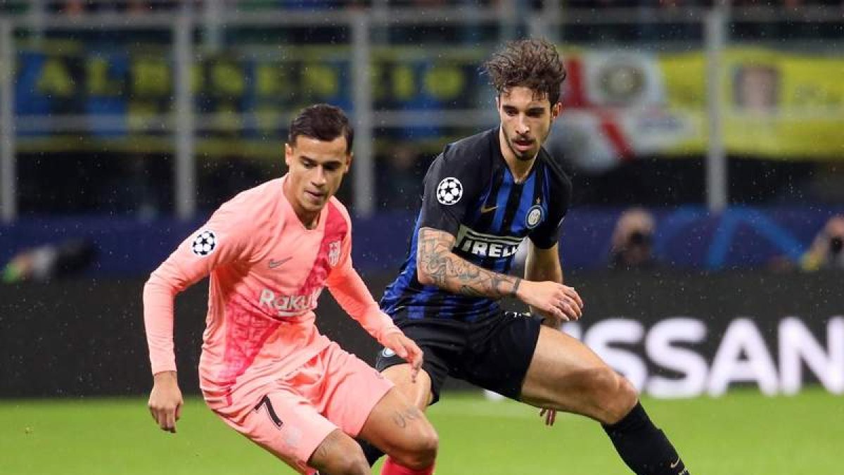 El jugador del Barcelona Coutinho conduce el balón ante la marca de Sime Vrsaljko. M. BAZZI