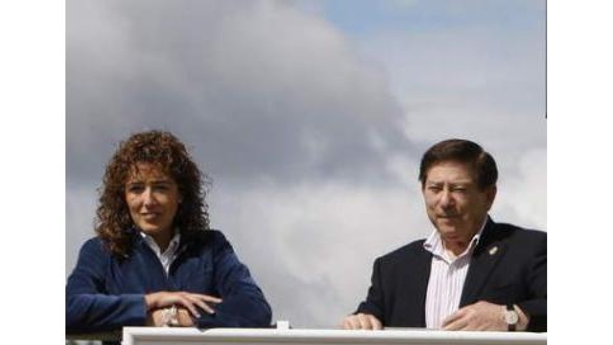 Natalia Rodríguez Picallo escuchó las explicaciones del presidente de la Cultural, Cueto.