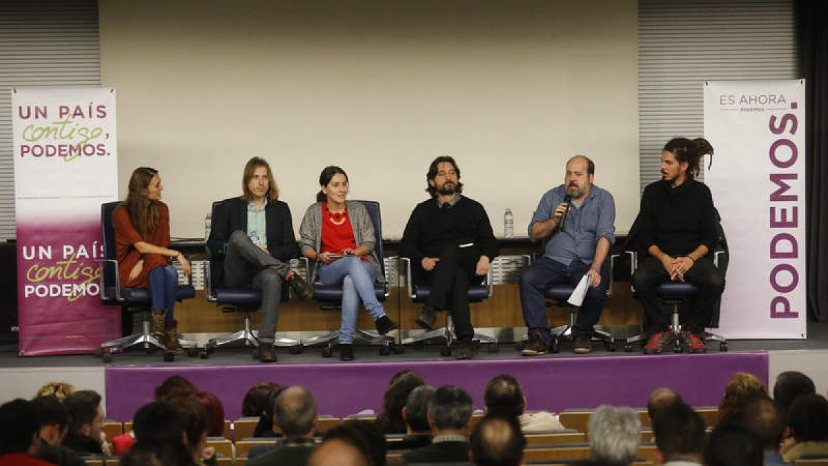 Los parlamentarios de Podemos, durante la presentación de la ley ayer en León.