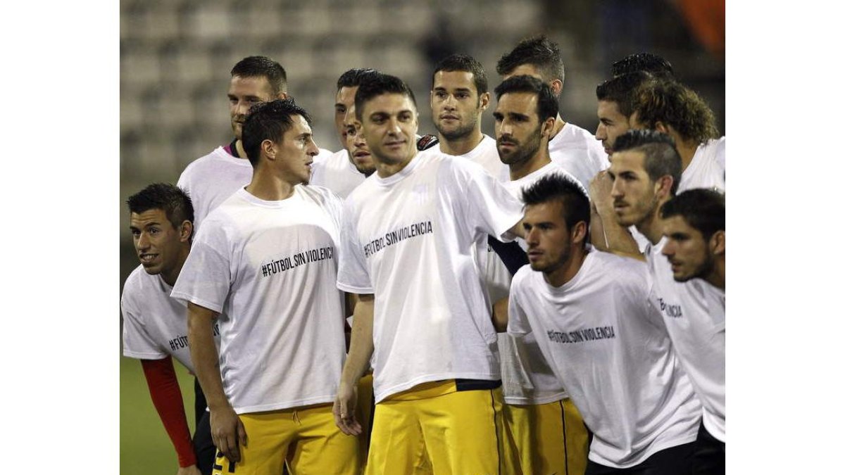 Los jugadores portaron camisetas en contra de la violencia.