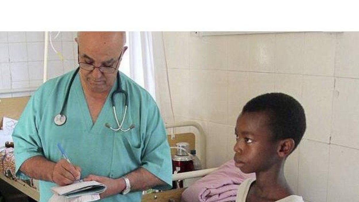 Manuel García Viejo en el en el Hospital de San Juan de Dios en Lunsar, Sierra Leona, en una foto de archivo.