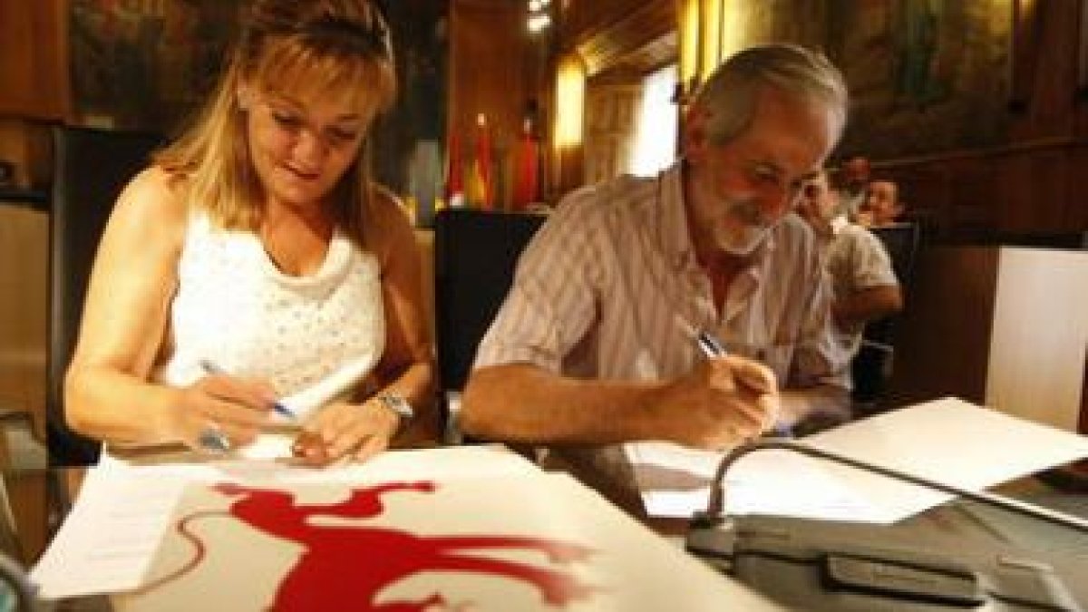 La presidenta, Isabel Carrasco, firma el convenio con el alcalde de Cabreros y diputado, Matías Llor