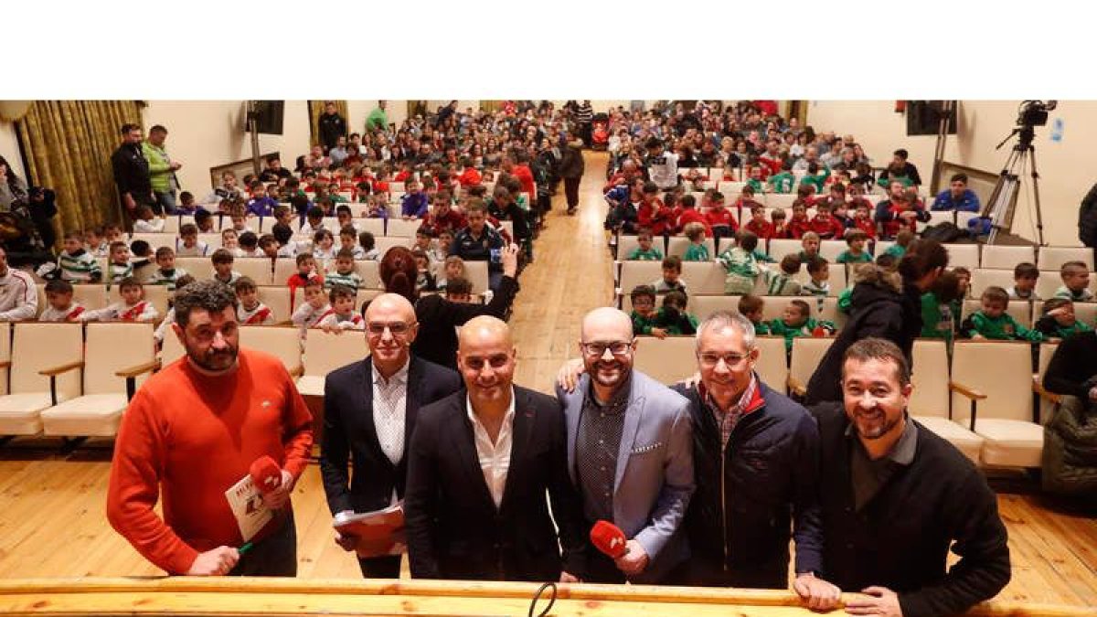 Organizadores y colaboradores con una representación de los equipos participantes en el acto de presentación celebrado en el Nuevo Recreo Industrial. JESÚS F. SALVADORES
