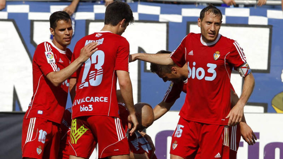 Los jugadores de la Ponferradina celebraron por todo lo alto el tanto de Yuri, que permite al equipo berciano igualar los puntos del Zaragoza en la tabla y seguir peleando por el playoff