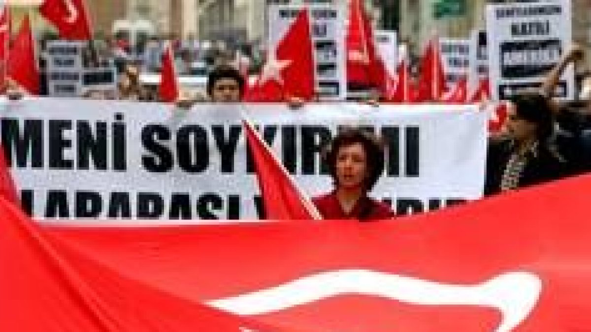 Manifestantes turcos gritan consignas contra Estados Unidos, mientras portan la bandera de su país