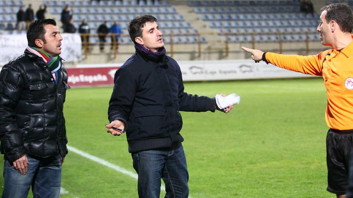 Momento en el que el árbitro expulsa a Luis Cembranos.