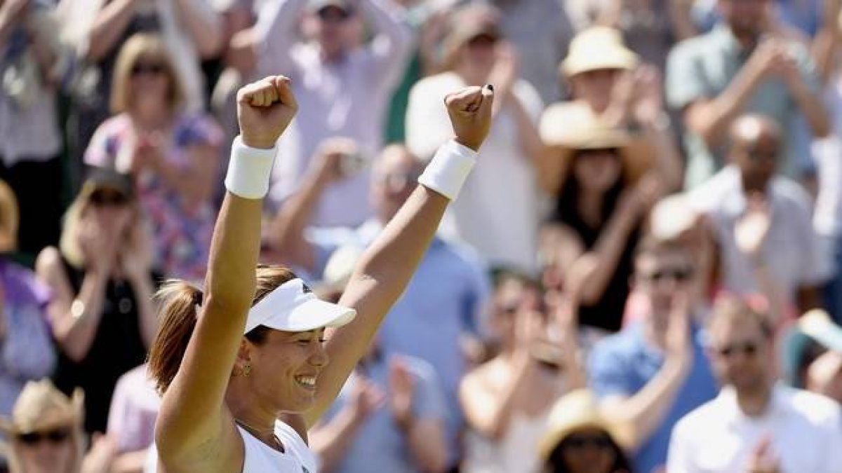 Garbiñe Muguruza celebra su pase a octavos de final en Wimbledon.