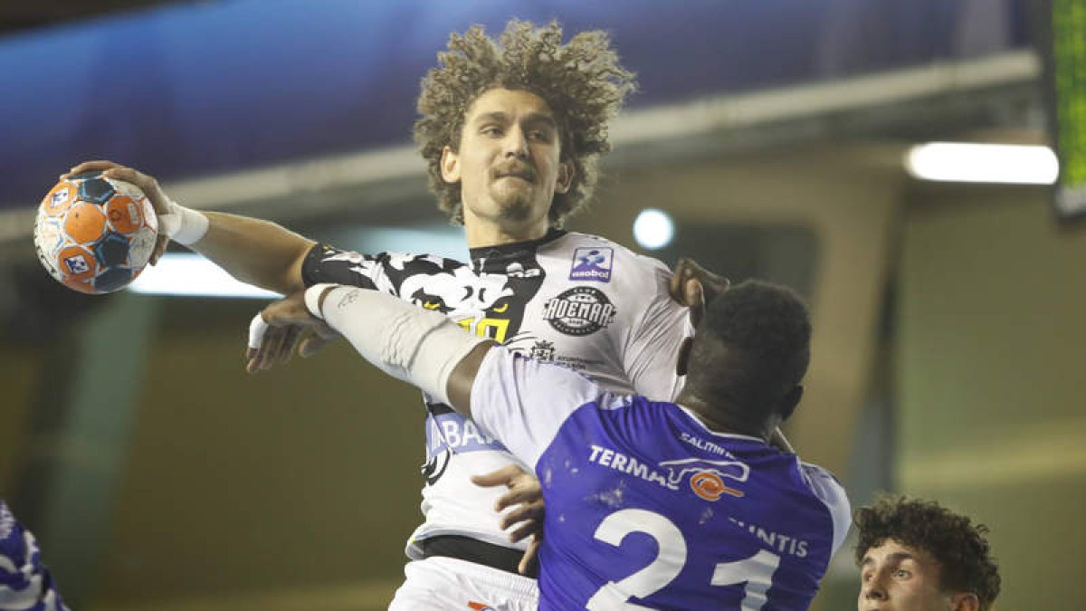 El central Acacio, durante el partido ante el Teucro. JESÚS F. SALVADORES