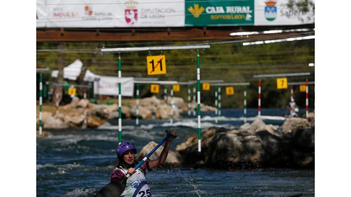 El canal de Sabero-Alejico albergó ayer las clasificatorias del Nacional de Slalom Olímpico. FERNANDO OTERO