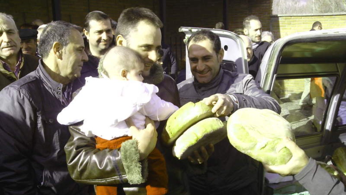 Un momento del reparto de las hogazas en Villamondrín.
