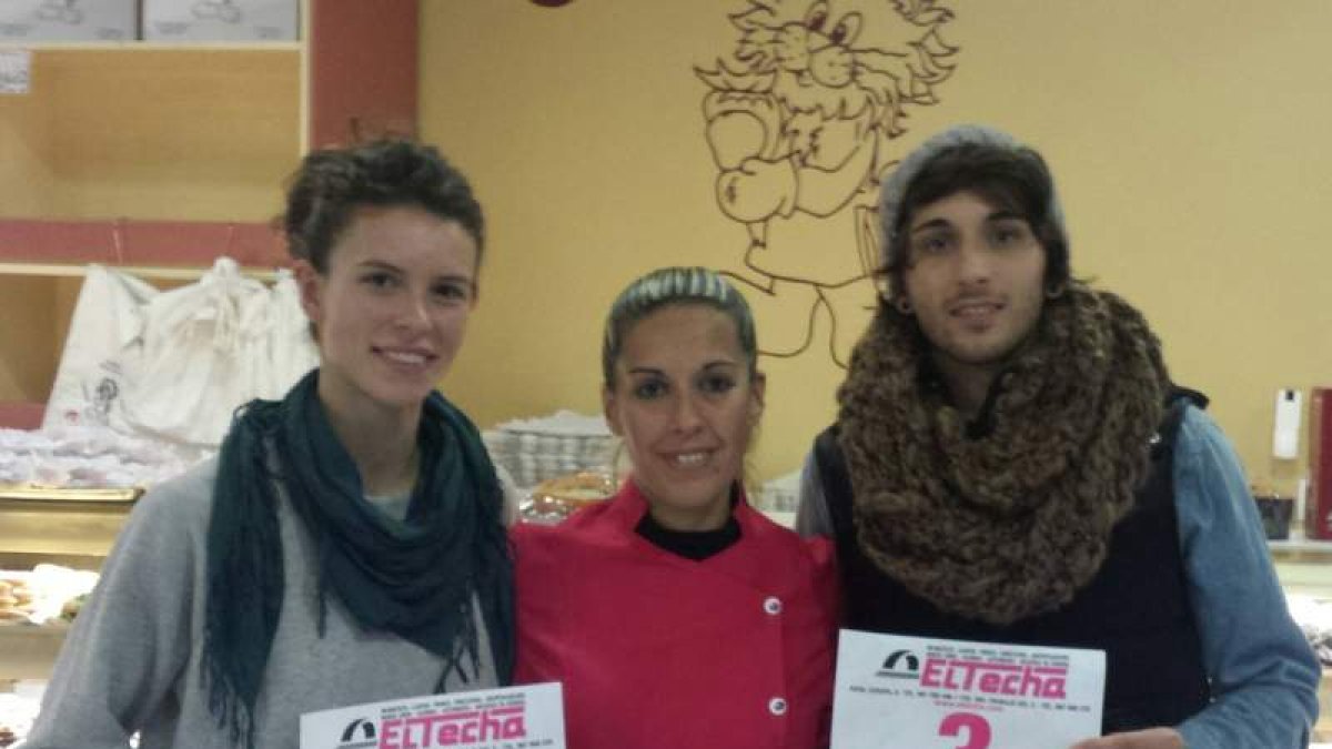 Blanca y Jorge Blanco, con sus dorsales de la San Silvestre.