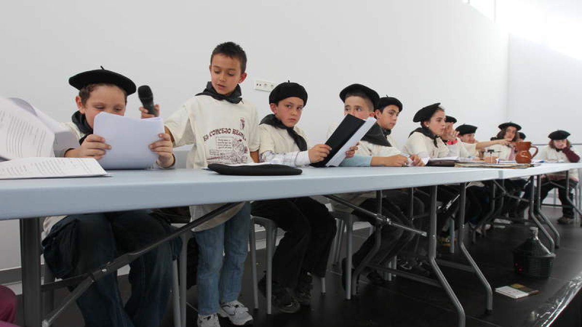 Los alumnos se sentaron en círculo, como antaño, para celebrar el concejo abierto.