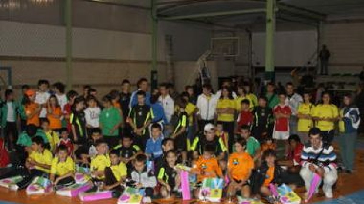 El corro se quedaba pequeño para los campeones de las primeras categorías de la lucha.