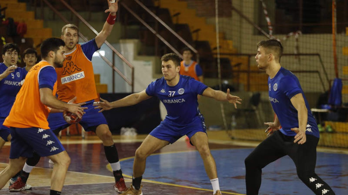 Jugadores del Ademar, durante un entrenamiento. JESÚS F. S.