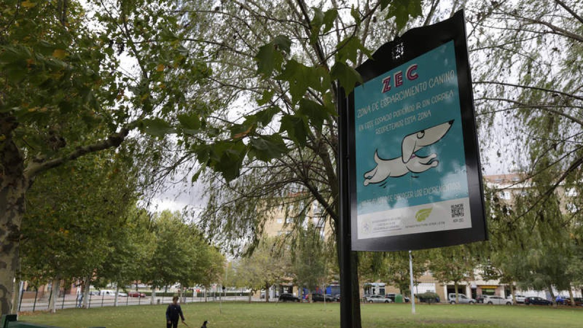 La zona de esparcimiento canino de La Palomera, vallada este año, entre Conde de Barcelona y Príncipe de Asturias. FERNANDO OTERO