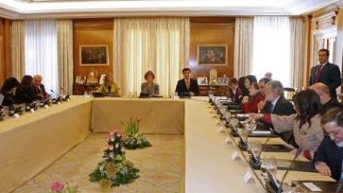 La Reina presidió la reunión del Real Patronato de Discapacidad.