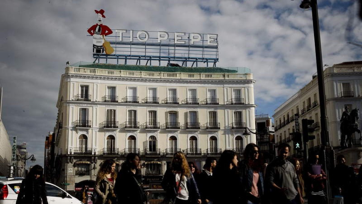 El cartel de Tío Pepe, que se ha instalado en lo alto del número 11, tres años después de su retirada.