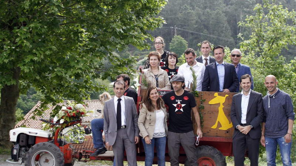 Foto de familia de los organizadores del festival de cine en la localidad pontevedresa de Cans.