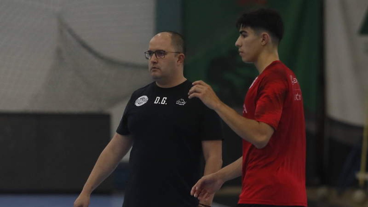 Dani Gordo en uno de los entrenamientos del Abanca Ademar en el Pabellón de Astorga. RAMIRO