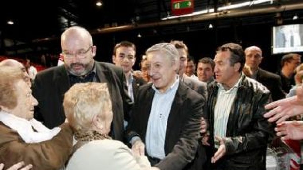 Blanco saluda a algunos de los asistentes a la fiesta del Día de la Rosa del PSOE en Pamplona.