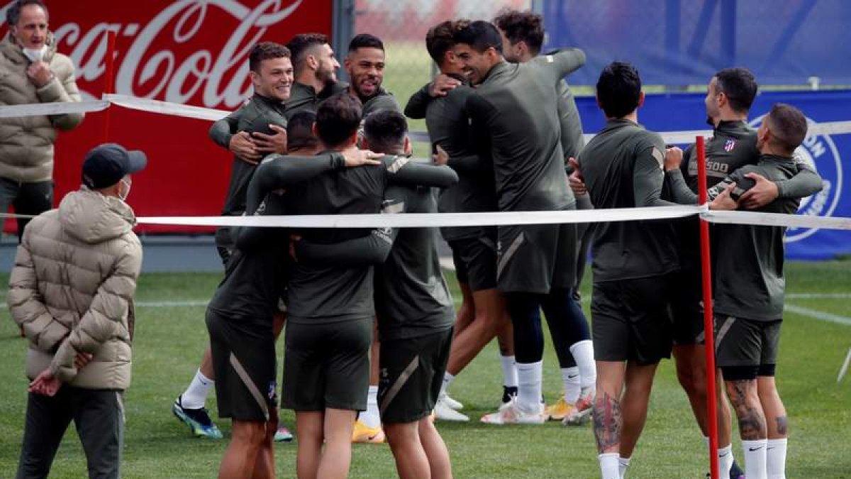 El buen ambiente primó en el entrenamiento del Atlético, previo al choque de hoy ante la Real. HIDALGO