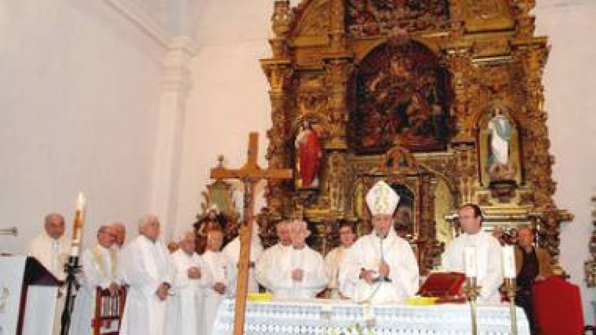 La misa en honor a Monseñor Ramiro fue celebrada por 16 sacerdotes y a ella asistió el pueblo al com